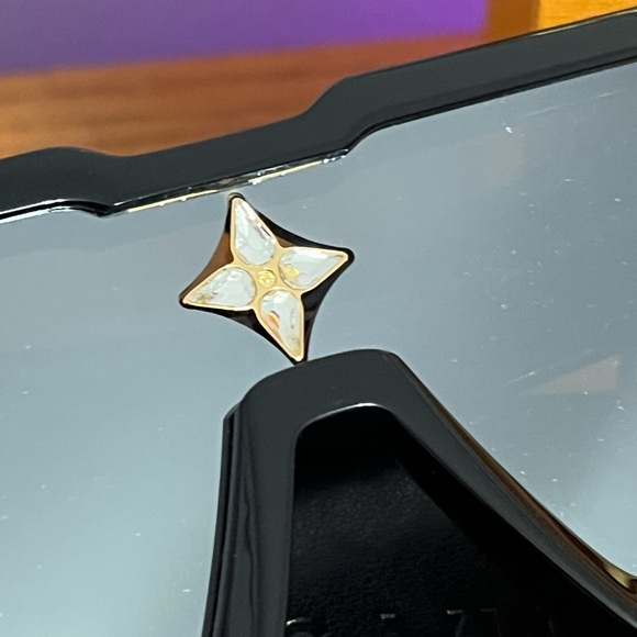 LOUIS VUITTON CYCLONE SUNGLASSES - Picture 5 of 7